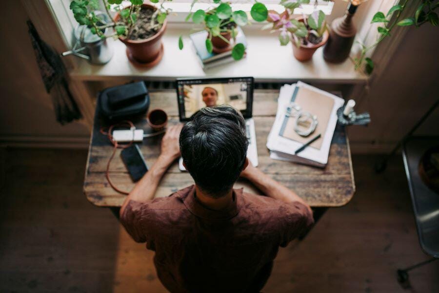 teletrabajo-desde-casa-hombre-empleado-escritorio-pequeno.jpg
