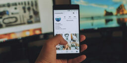 Mano sosteniendo el teléfono abierto en el perfil de instagram de la persona