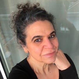 Laila abdalla, una mujer con cabello rizado, mira a la cámara