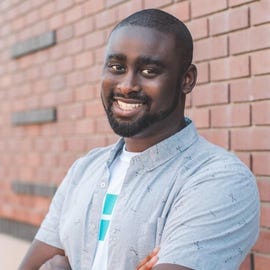 Deon Nicholas, un hombre negro y director ejecutivo de Forethought, sonríe en un retrato.