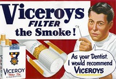 Un anuncio de cigarrillos de la década de 1950, que muestra a un dentista recomendándolos.