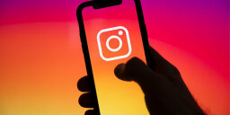Teléfono de mano con colores de instagram y logotipo en pantalla