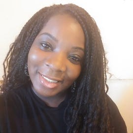 Chidinma Nze, una mujer negra con cabello largo trenzado, sonríe en un retrato.