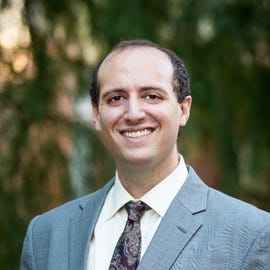 Una foto de la cabeza del Dr. Andrew Graczyk, un hombre blanco con cabello y ojos castaños.